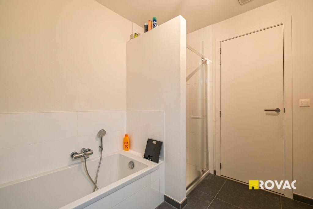 Zeer recente en ruime woning met 4 slaapkamers, garage en tuin foto 11