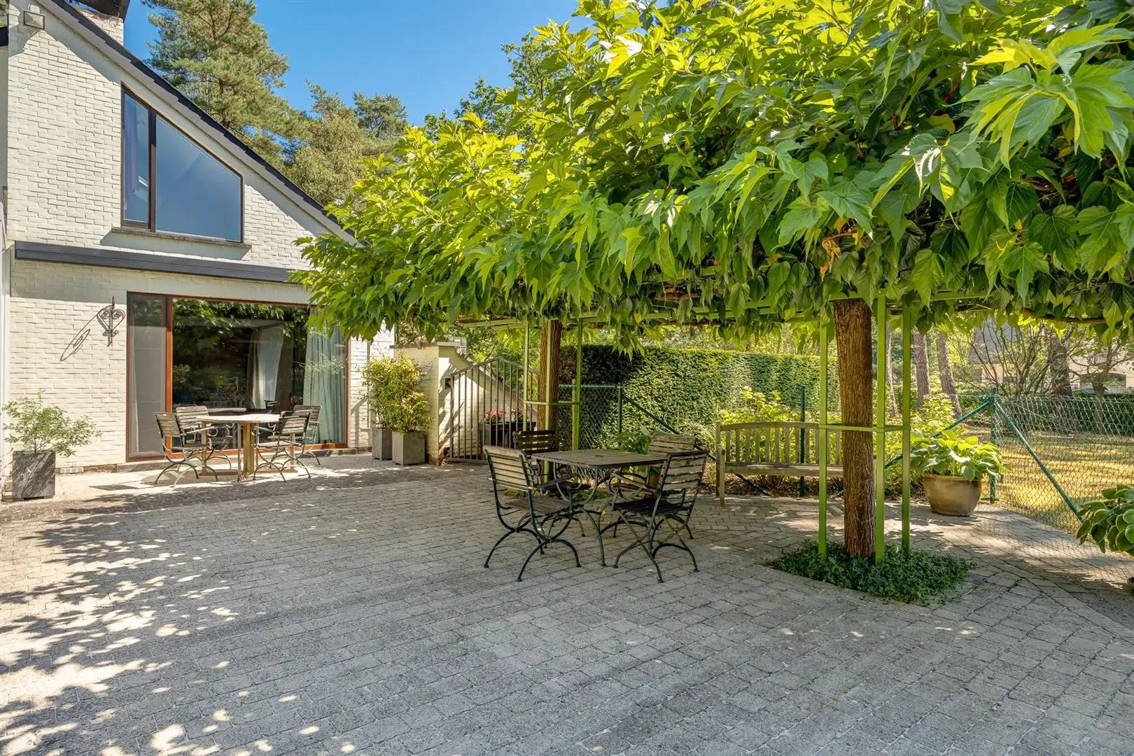 Karaktervolle woning met veel ruimte en prachtige tuin! foto 2
