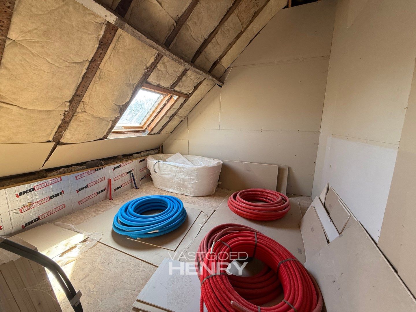 Verder af te werken vier slaapkamer woning met tuin en garage  foto 14