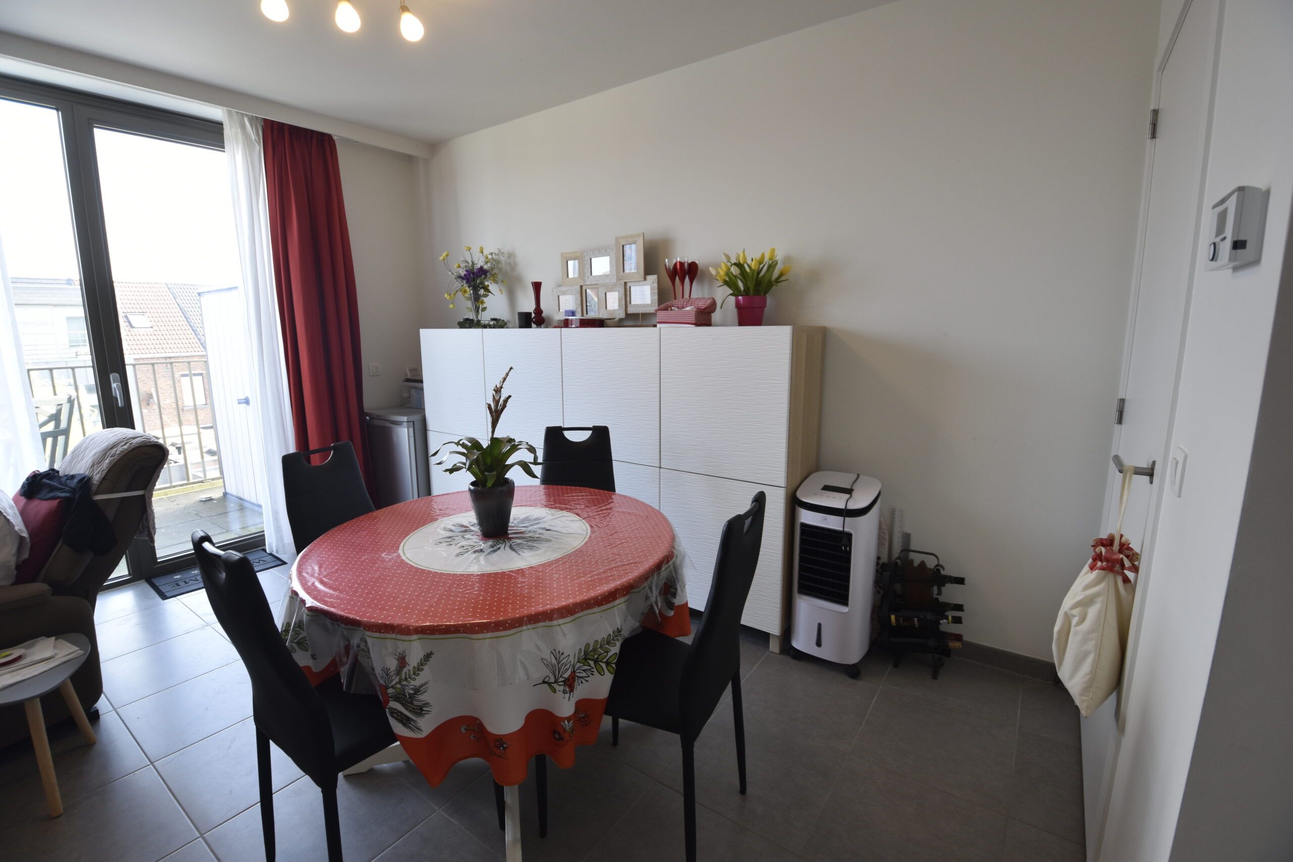 Assistentiewoning met 1 slaapkamer, terras en autostaanplaats in Sint-Niklaas foto 4