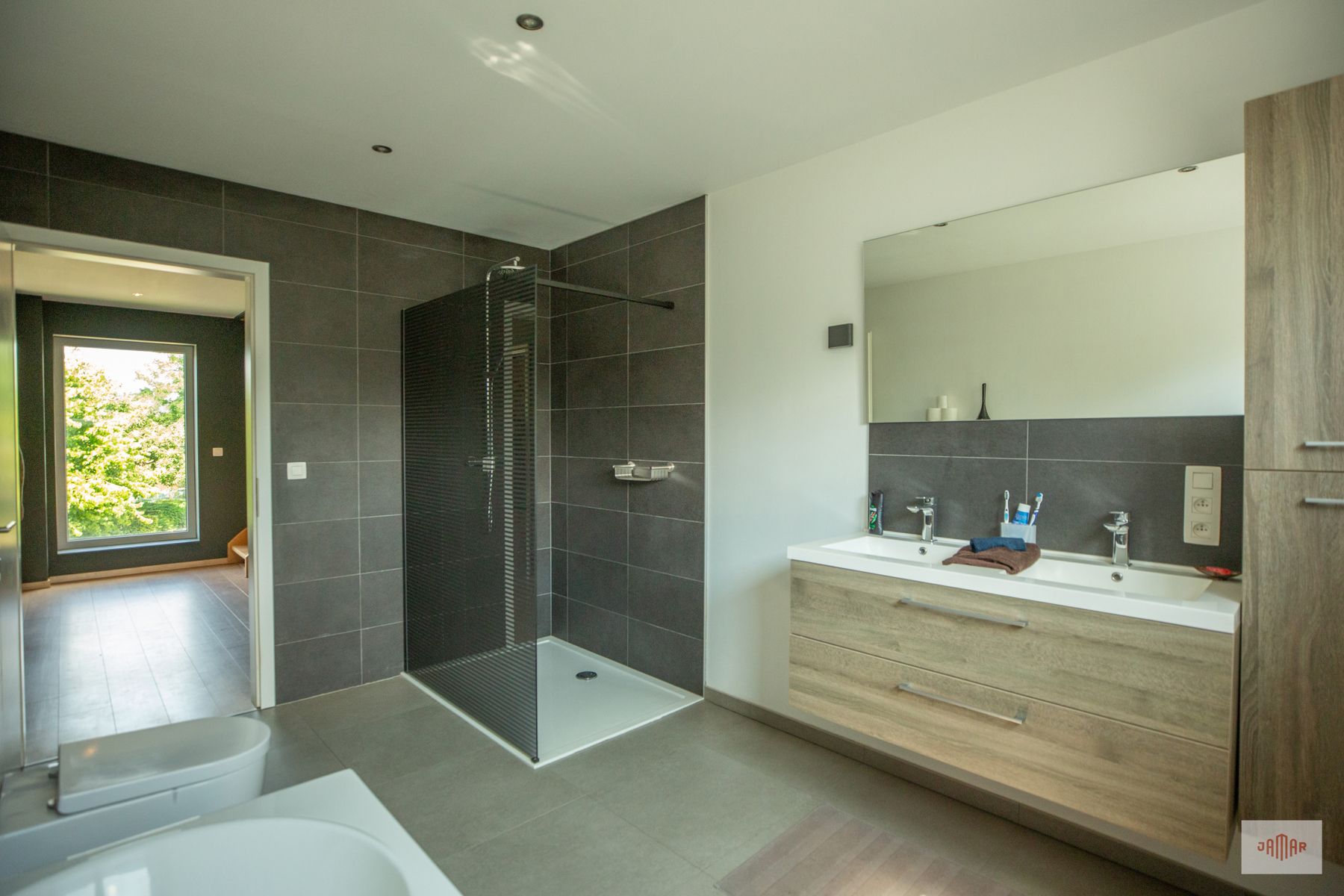 Moderne halfopen gezinswoning met veel ruimte foto 14