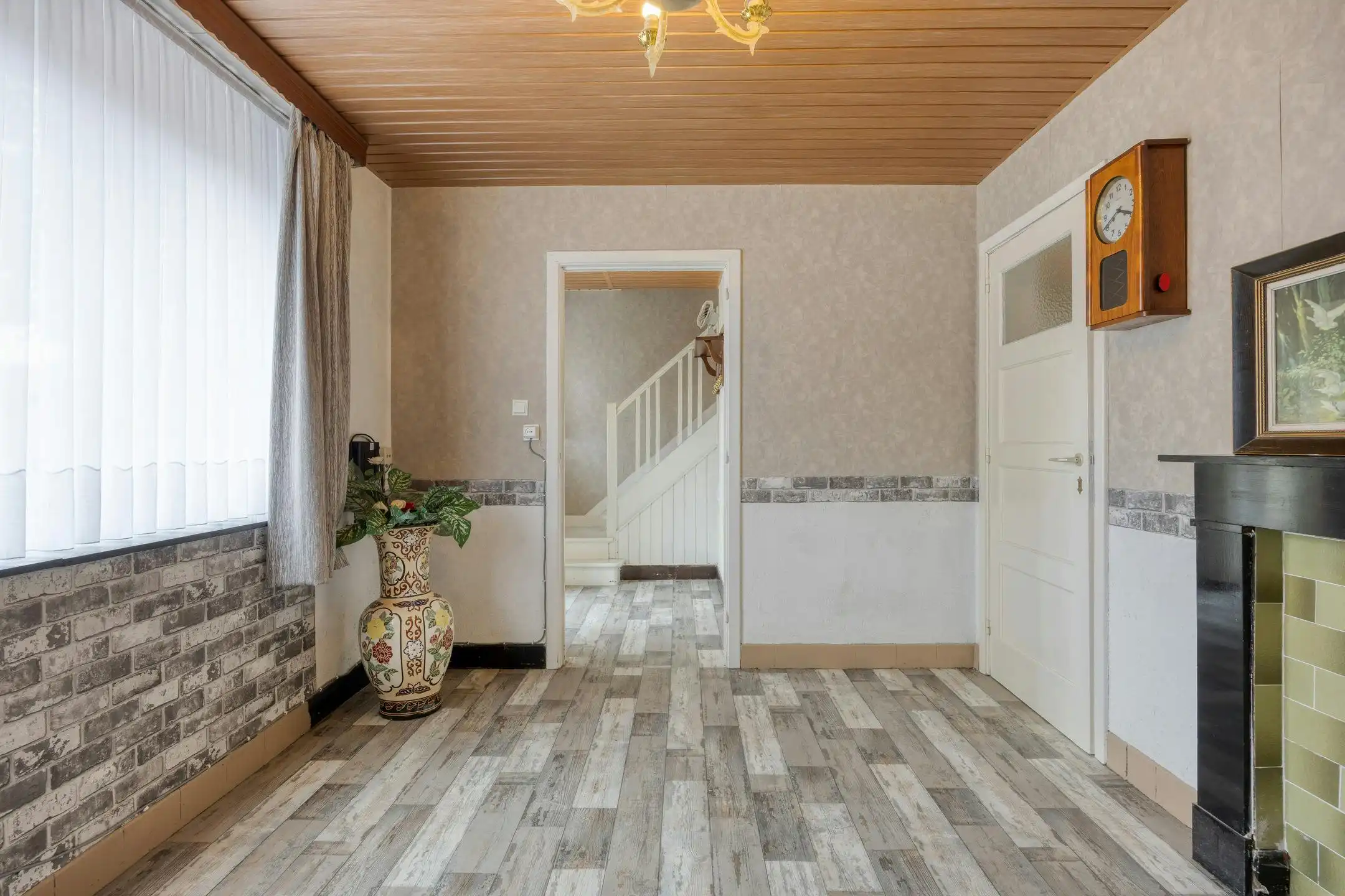 Te renoveren woning met zonnige tuin in Genk foto 4