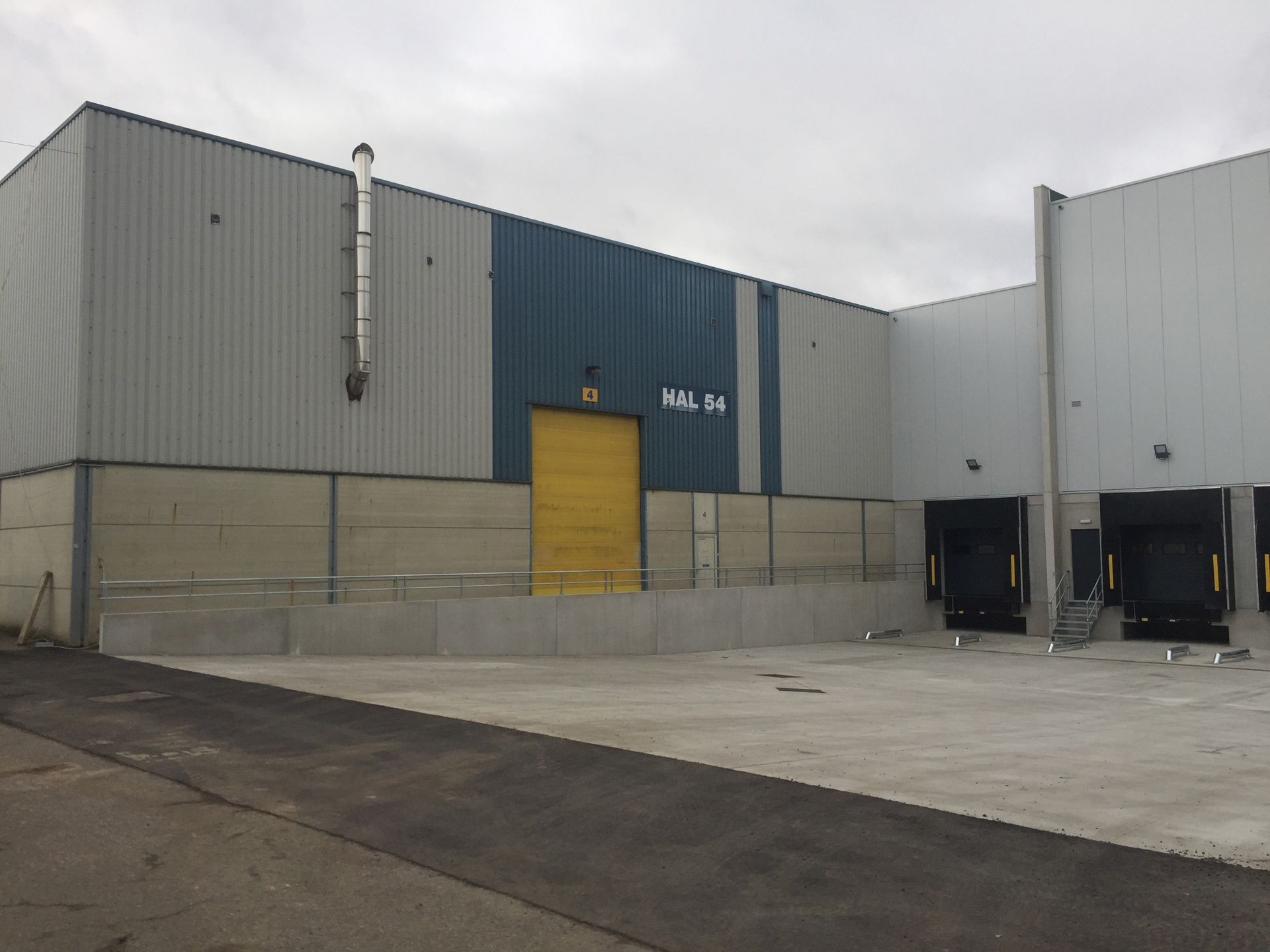 Te Huur Genk: Magazijn met kades en poort foto 8