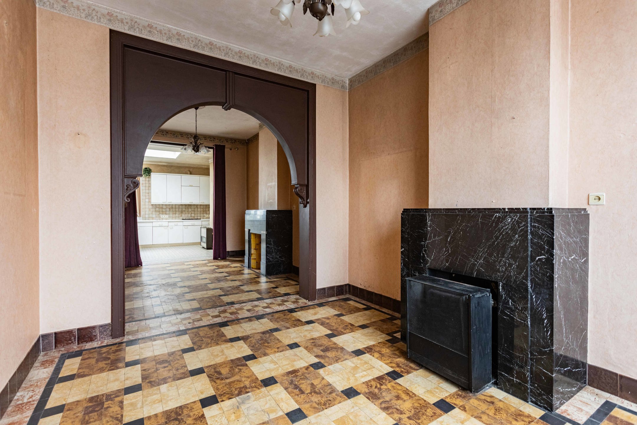 Charmante, te moderniseren stadswoning met tuintje. foto 3