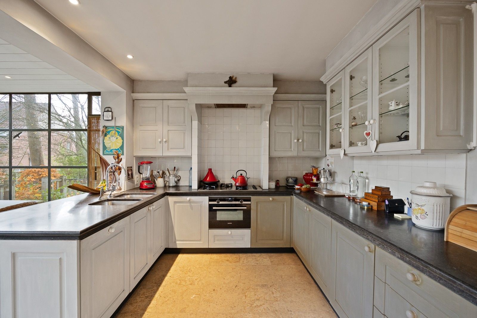 Open bebouwing met grote garage of magazijn, gelegen volledig in het groen en ingericht met een 'charme-authentiek-interieur' foto 7