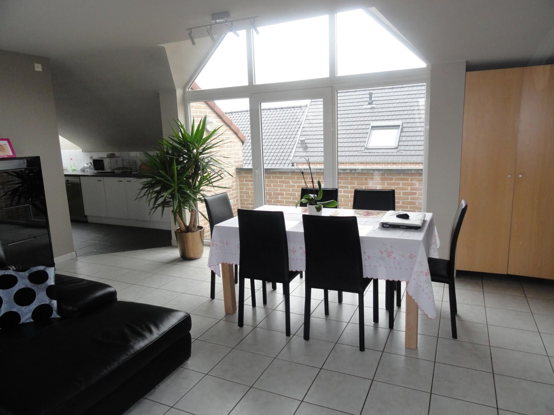 Comfortabel appartement in centrum van Bilzen, 2 slpk, balkon en ondergrondse autostandplaats  foto 3