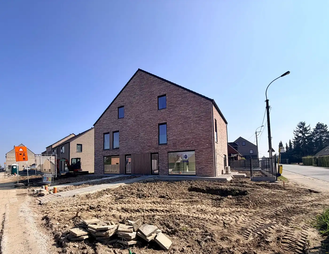 Uitzonderlijk ruime halfopen woning! foto {{pictureIndex}}
