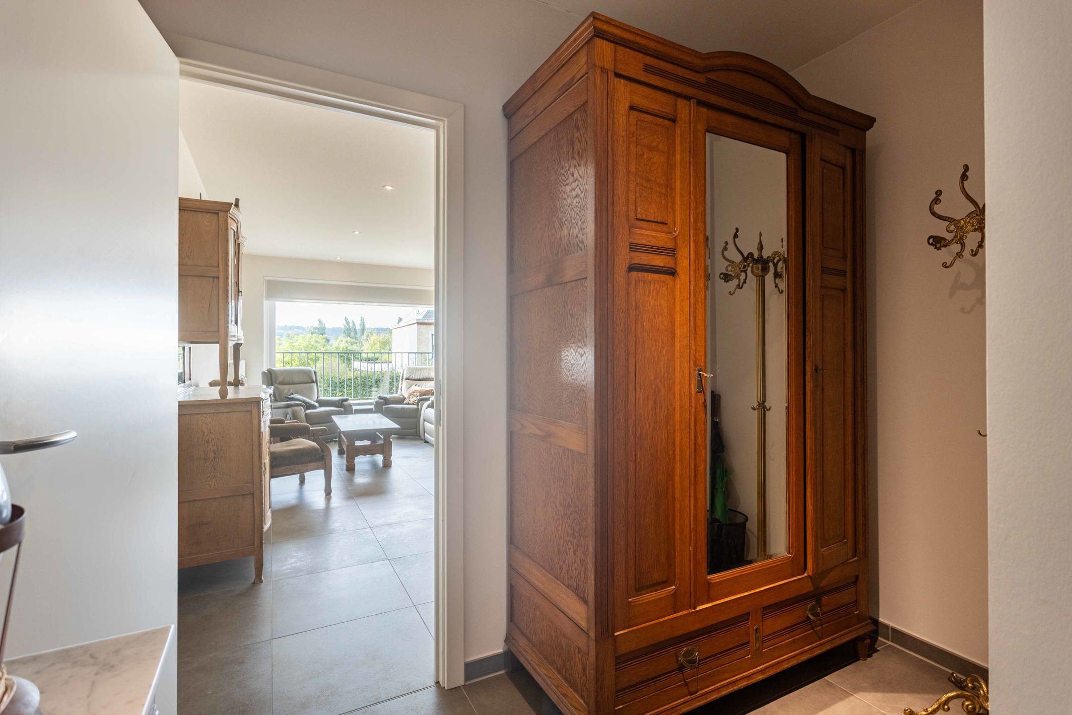 Lichtrijk appartement met terras en garagebox te Kluisbergen foto 2