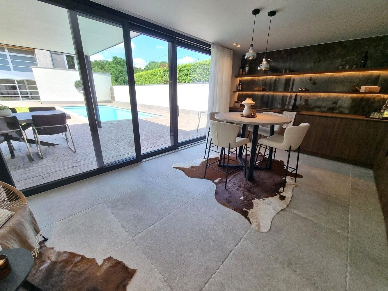 Prachtige villa woning, rustig gelegen met zonnige, diepe tuin voorzien van zwembad en poolhouse. foto 27