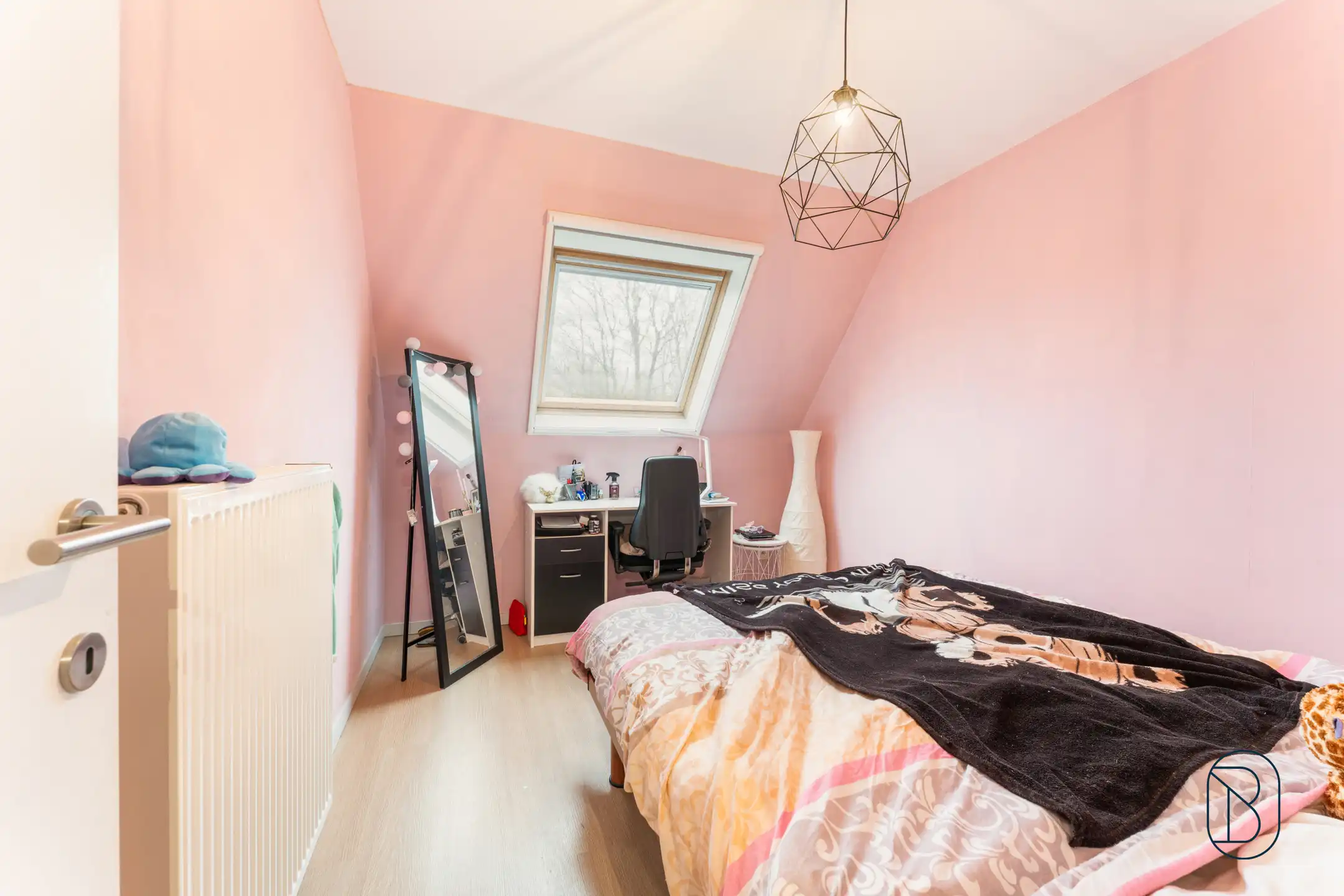 Instapklare woning met 4+ kamers, tuin, oprit en garage foto 12