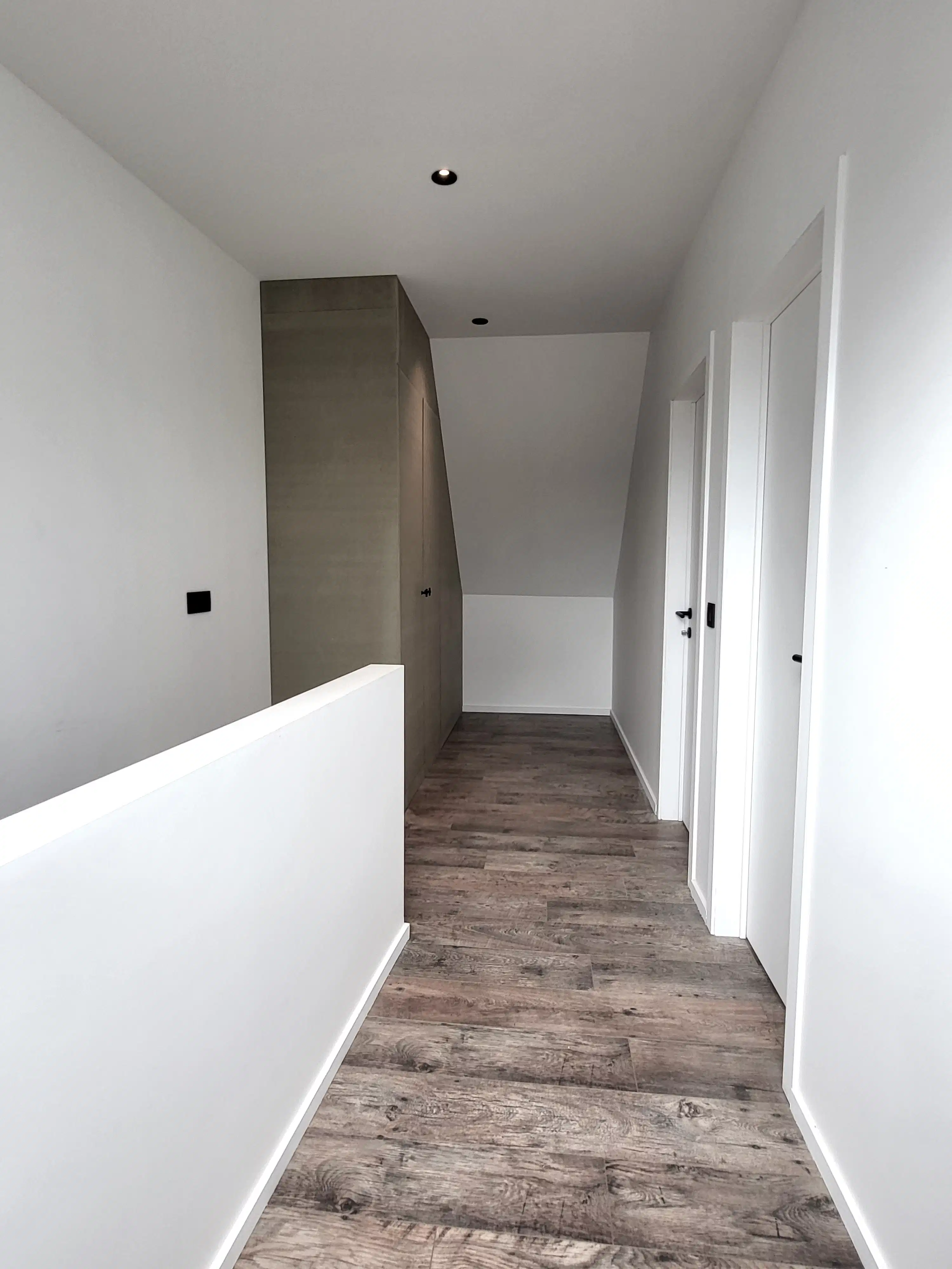 Deze volledig totaal gerenoveerde woning (2024–2025) combineert hedendaags comfort met een hoogwaardige afwerking en biedt maar liefst 5 ruime slaapkamers.  foto 29