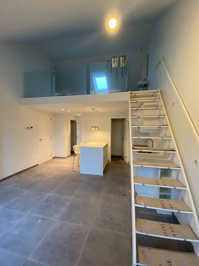 Modern dakappartement in loftstijl met terras – centrum Aarschot foto 2