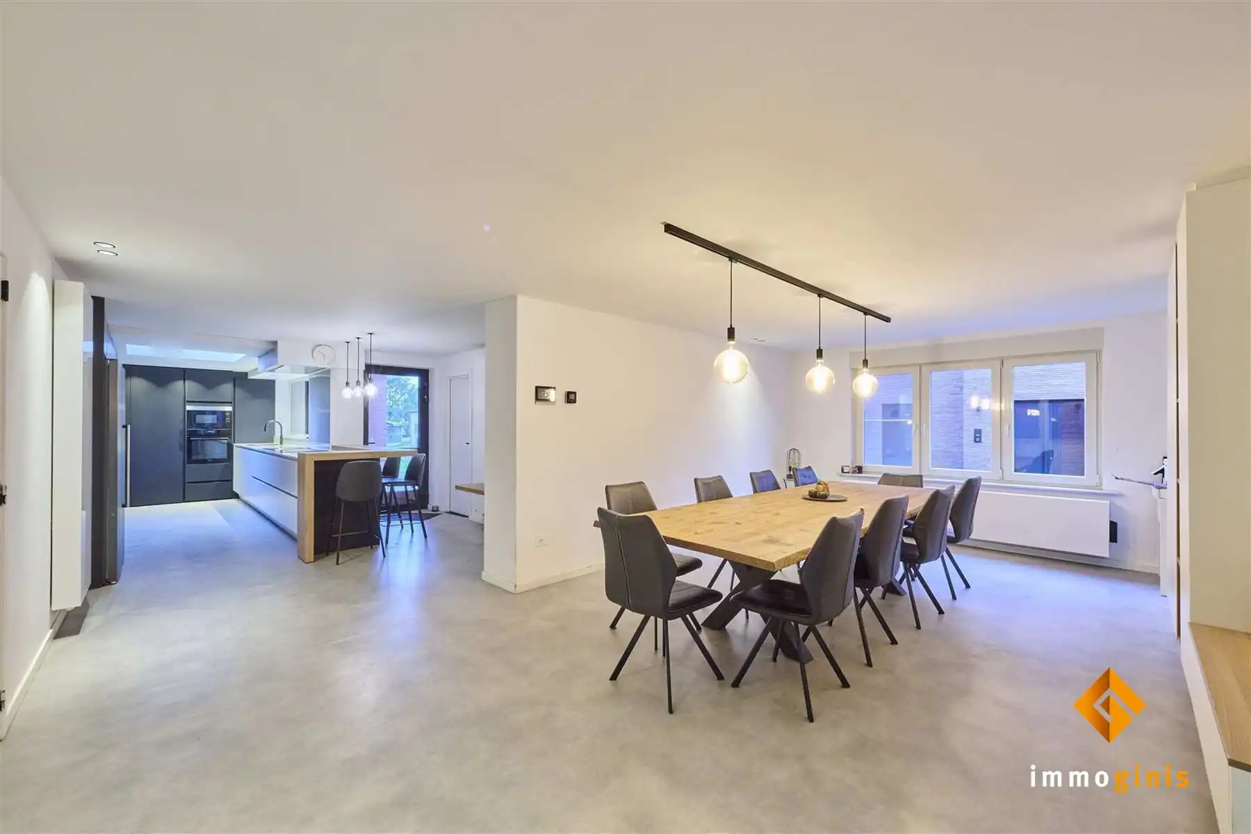 Ruime, gerenoveerde woning met 6 slaapkamers en loods (180m²) op een perceel van 71a44ca. foto 7