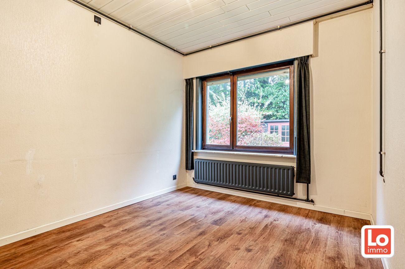 VERKOCHT!! Te renoveren ruime alleenstaande woning met inpandige garage op een top locatie in hartje Lochristi! foto 10