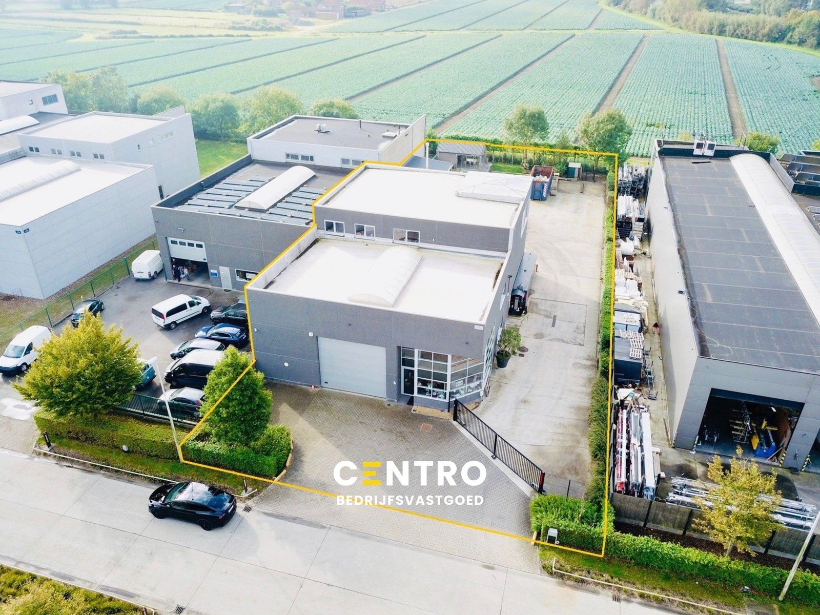 Instapklaar BEDRIJFSGEBOUW bestaande uit MAGAZIJN met BURELEN en een ruim LOFT-APPARTEMENT op verdieping! Grote verharde koer (1.000m²) met UITBREIDINGSMOGELIJKHEDEN. Op 500m van autosnelweg A10/E40 foto {{pictureIndex}}