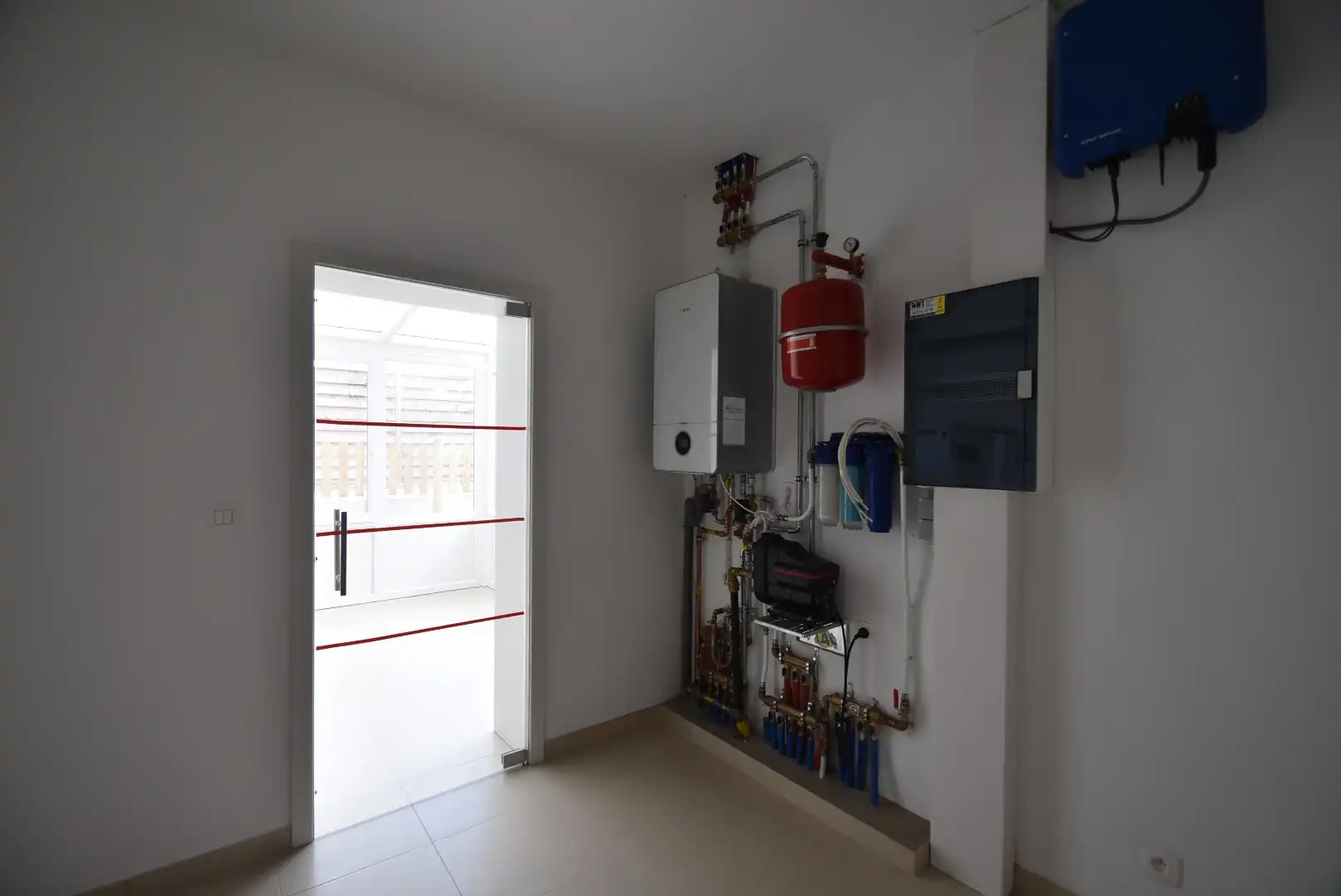 Fris en luchtig gerenoveerde woning met drie slaapkamers, terras, en garage, inbegrepen de stroom via zonnepalen.  foto 20