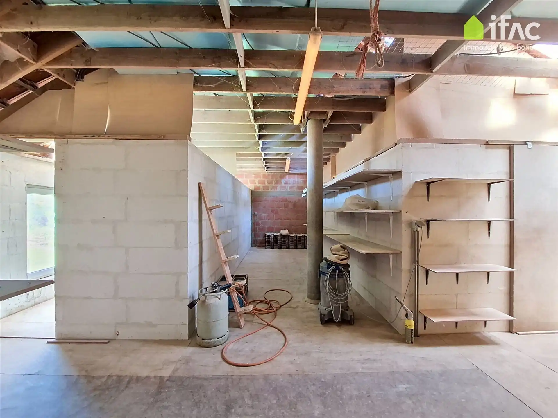 Te renoveren woning met recente ruime loods  foto 16