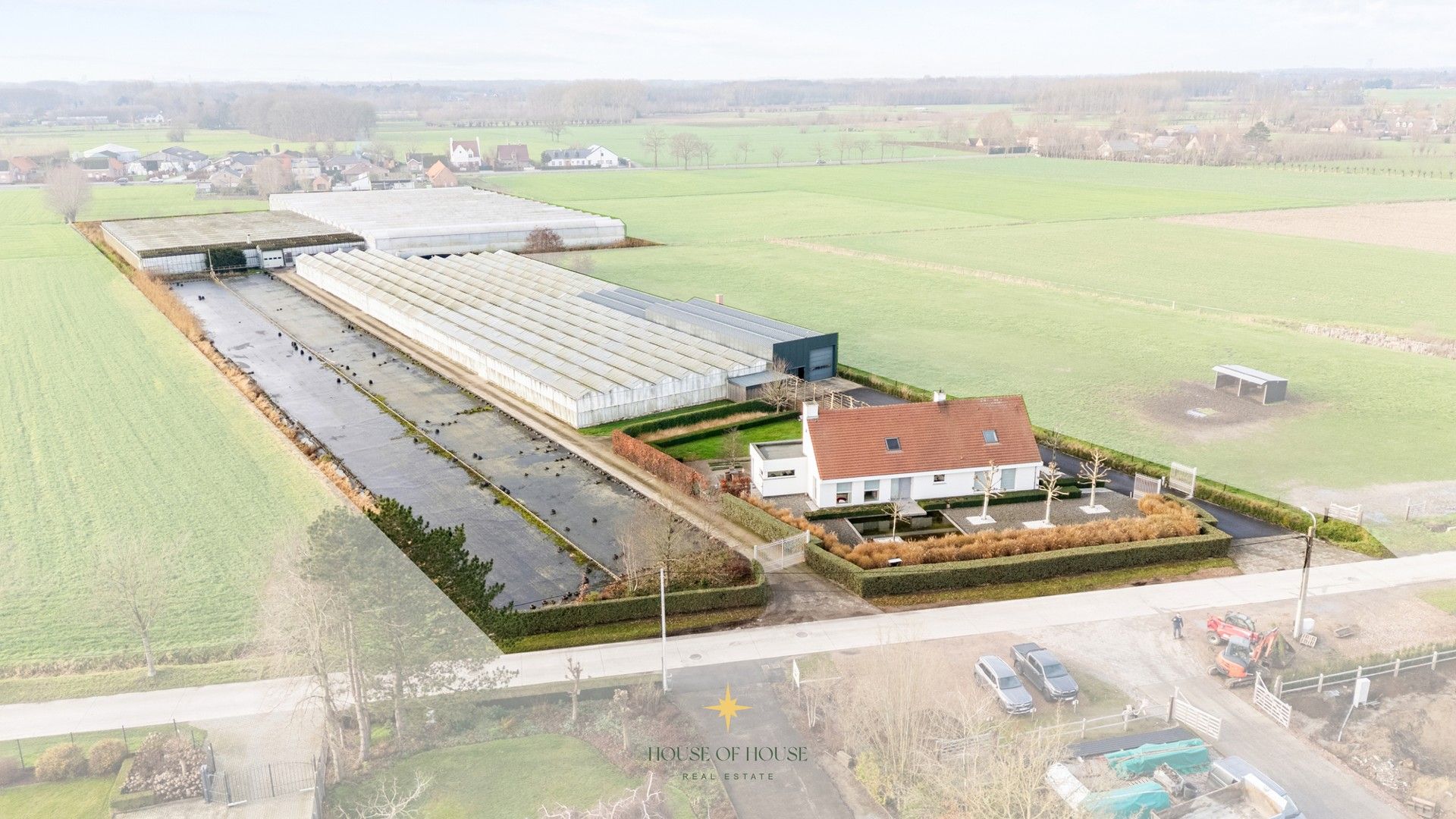 Sierteeltbedrijf met villa, loods en serrecomplex op ± 2 HA te Laarne zonder bedrijfsovername foto {{pictureIndex}}