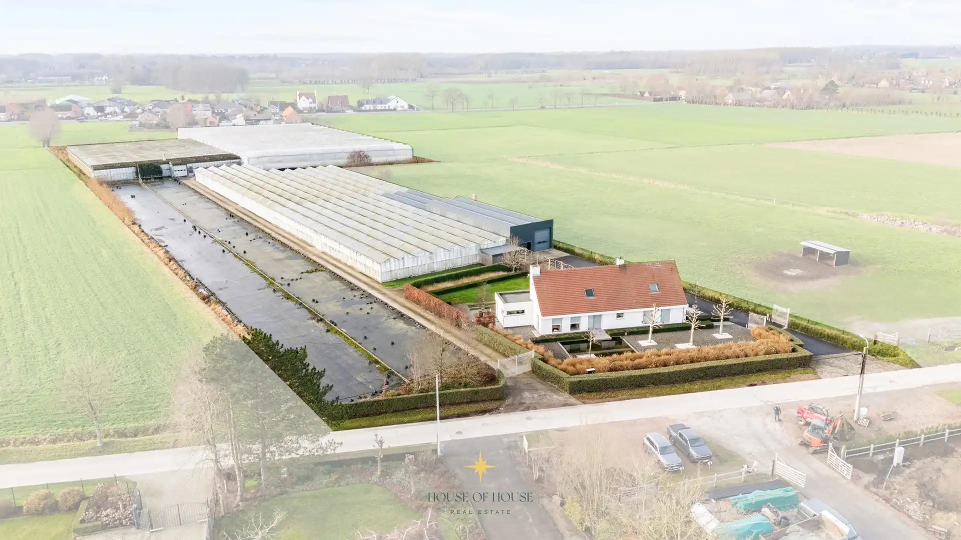 Prachtige villa met loods en serrecomplex op ± 2 HA te Laarne zonder bedrijfsovername foto {{pictureIndex}}