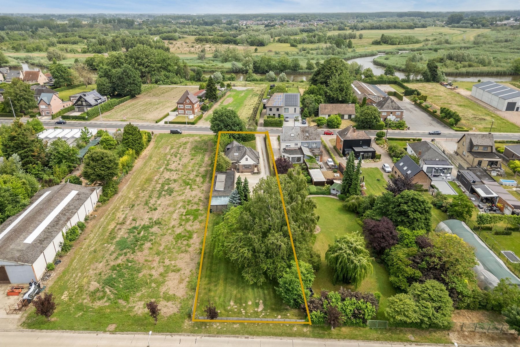 Ruime woning met prachtige tuin in het mooie Schellebelle! foto 2