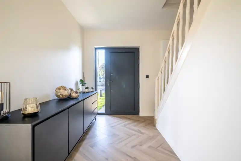 Gerenoveerde halfopen woning met ruime tuin. foto 2