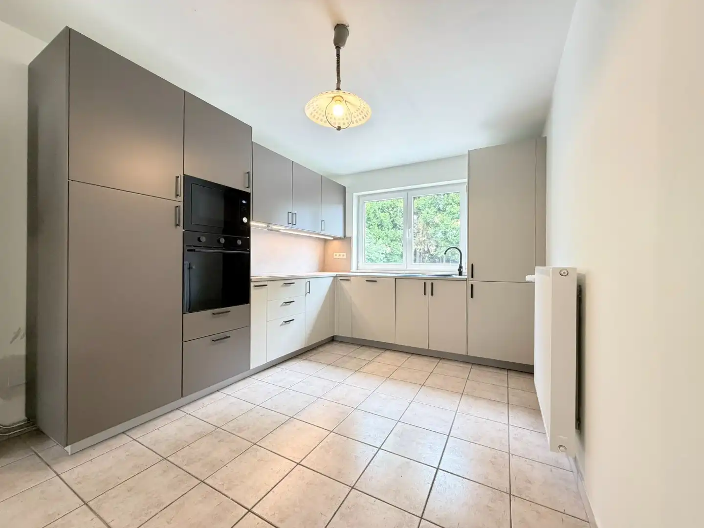 Netjes gerenoveerd 1-slaapkamer appartement met ruime kelder en inpandige garage foto 10