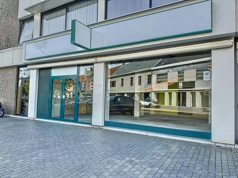 Goed gelegen handelspand met keukentje en toilet met een oppervlakte van 100m². foto {{pictureIndex}}