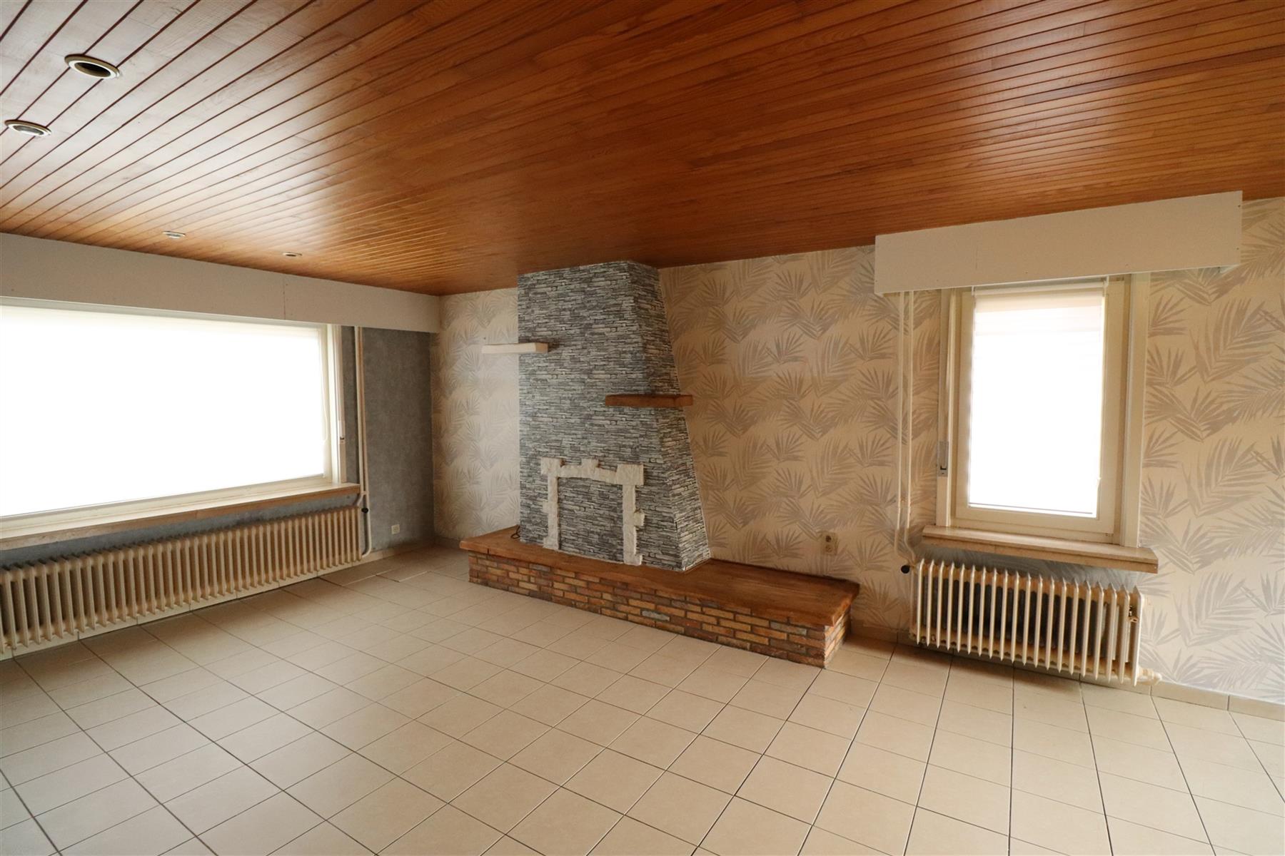 Een ruim woonhuis - halfopen bebouwing - met garage en tuin. foto 2