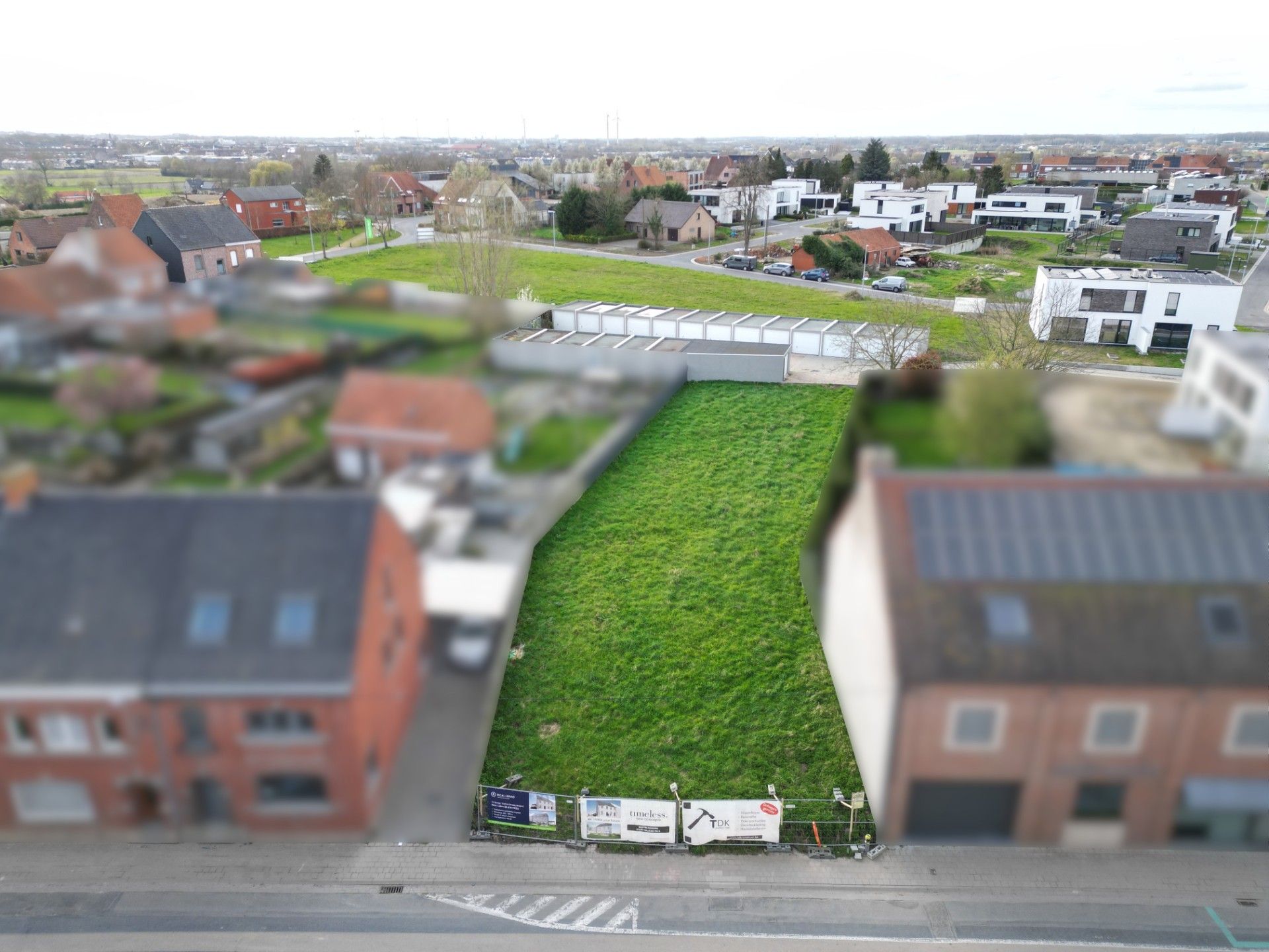 Moderne halfopen gezinswoning met carport foto 5