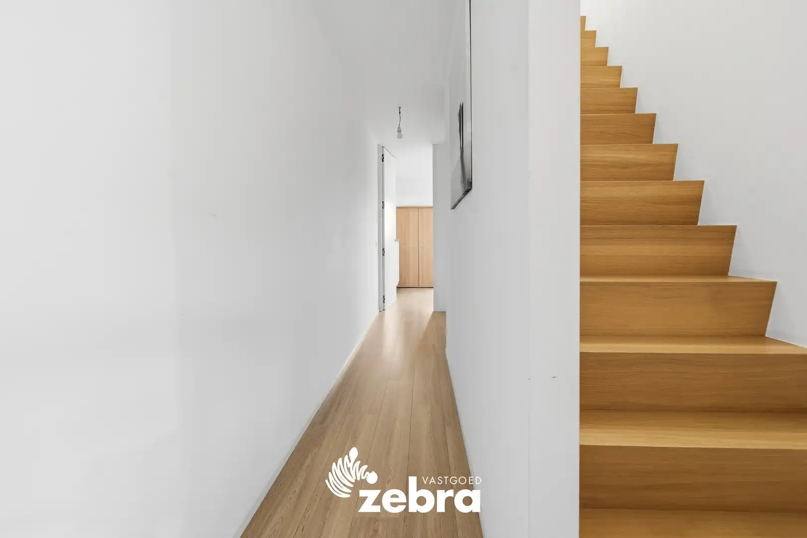 Instapklare woning met achterliggende garage en uitweg! foto 12