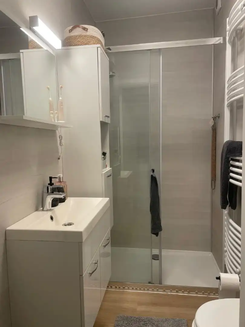 Gemeubelde zonnige studio, vlak aan zee foto 7