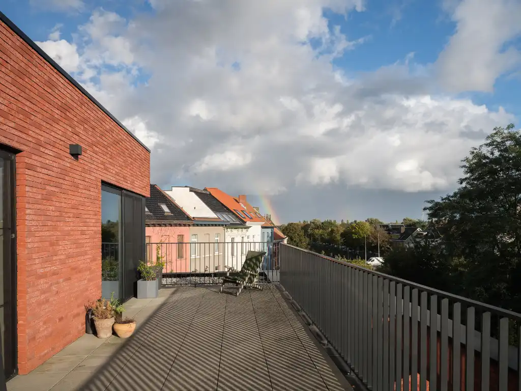 Ruim en lichtrijk dakappartement met twee slaapkamers, bureau en royaal zonneterras in de dynamische omgeving van de Nieuwe Voorhaven. foto 15