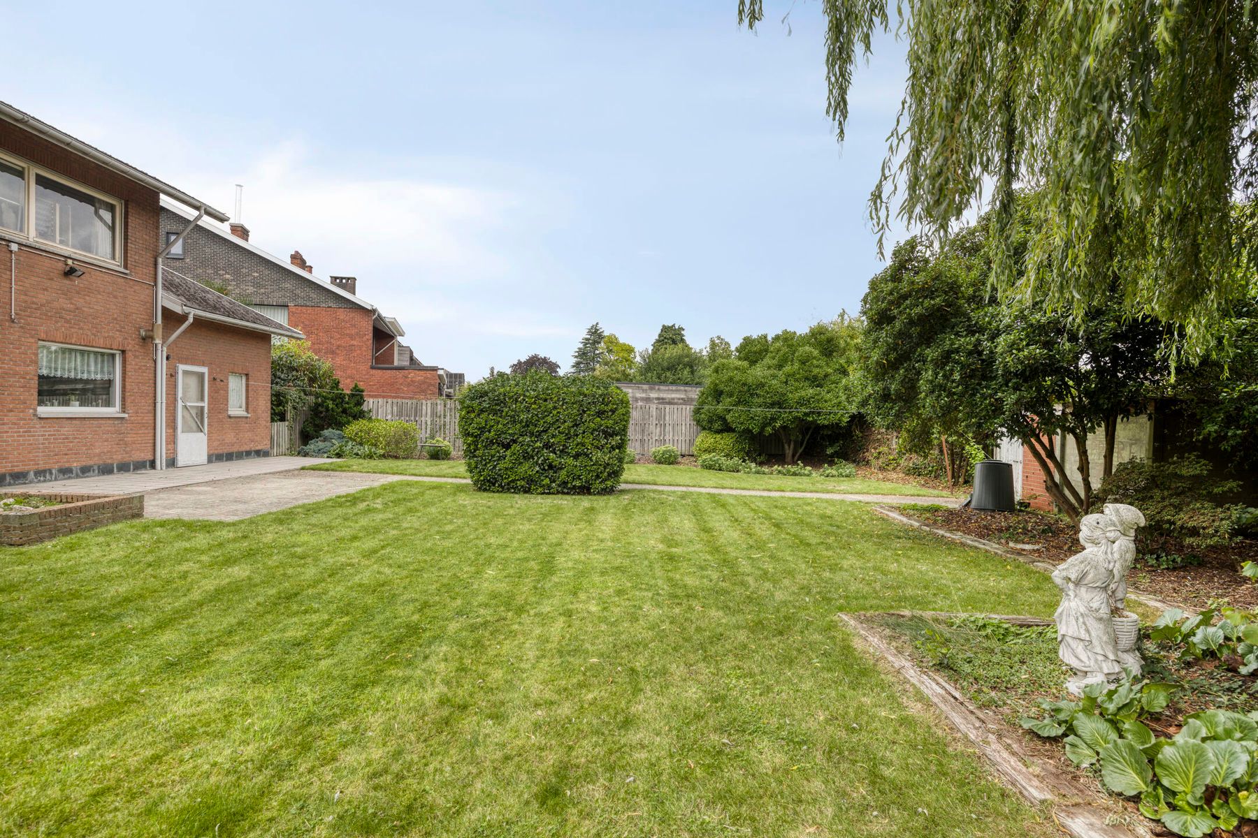 Ruime open bebouwing (250m²) op perceel van 807m². foto 16