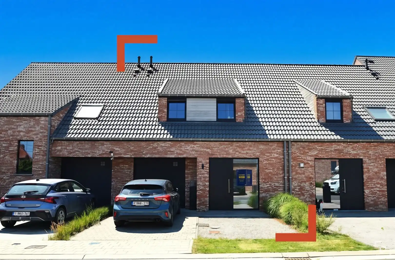 Moderne woning met tuin te huur. foto {{pictureIndex}}