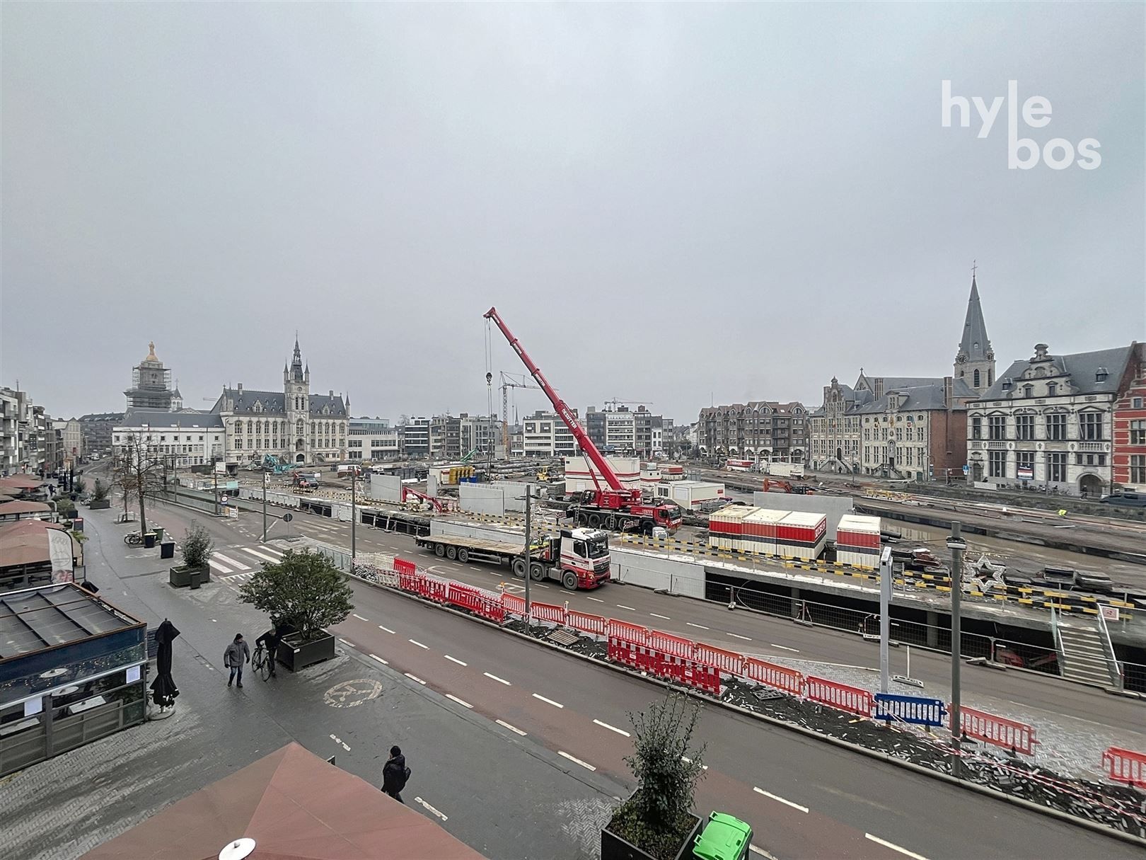 Zeer ruim appartement gelegen aan de Grote Markt van St-Niklaas foto 16