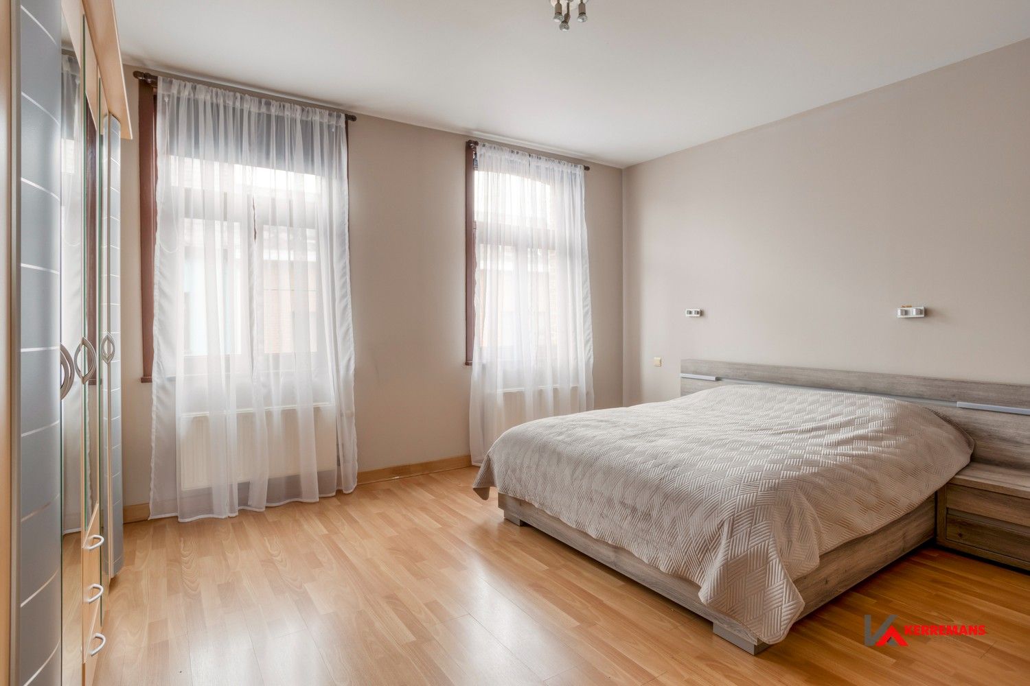Instapklare woning met 4 slaapkamers, tuin en garage. foto 9