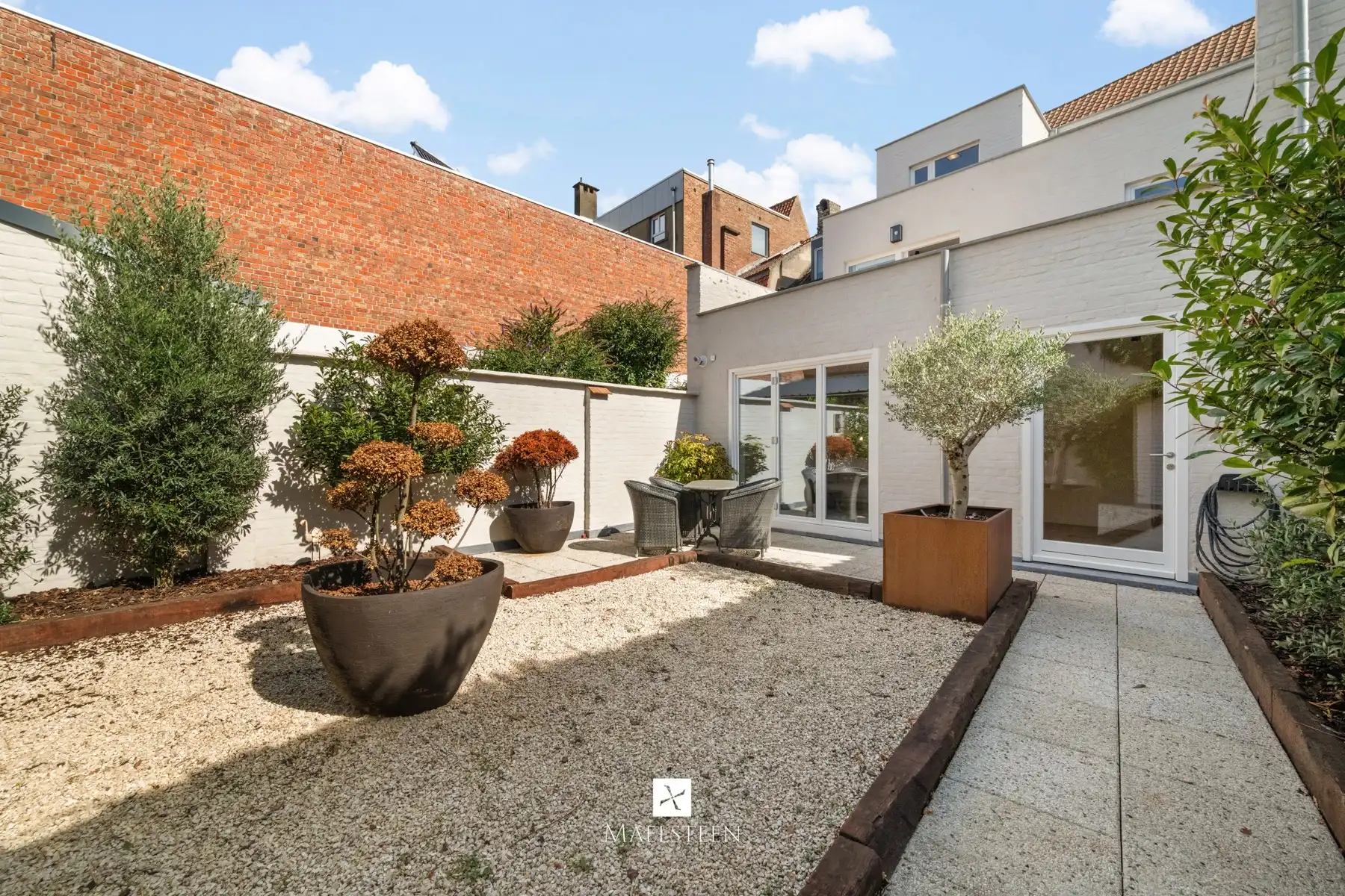 Stijlvolle herenwoning met garage in hartje Brugge centrum foto 13