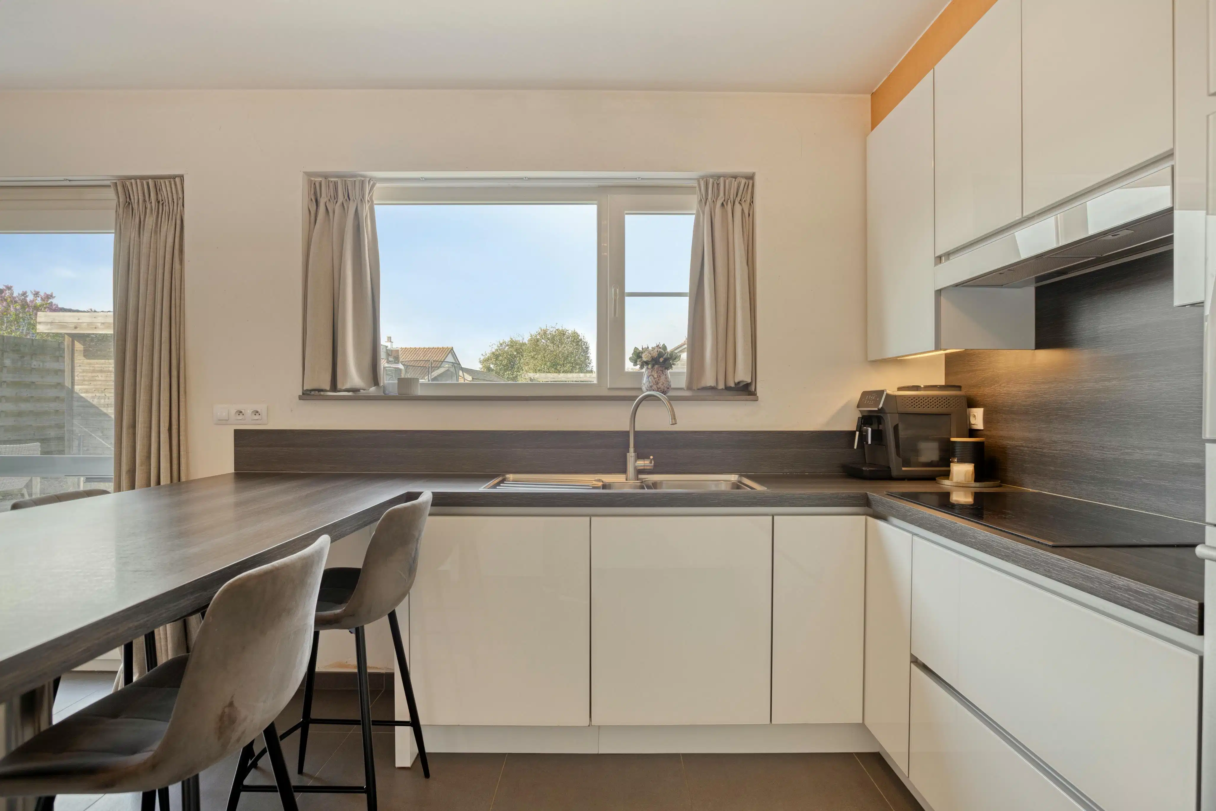 Halfopen huis te koop in Ieper met 3 kamers, garage en tuin foto 11