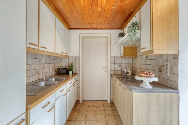Charmante halfopen woning met authentieke elementen en prachtig zicht op de weilanden foto 9