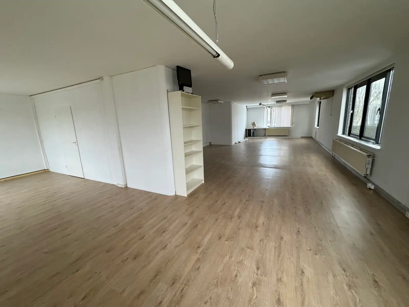 Kantoor 3de verdiep op Bisschoppenhoflaan + parking foto 6