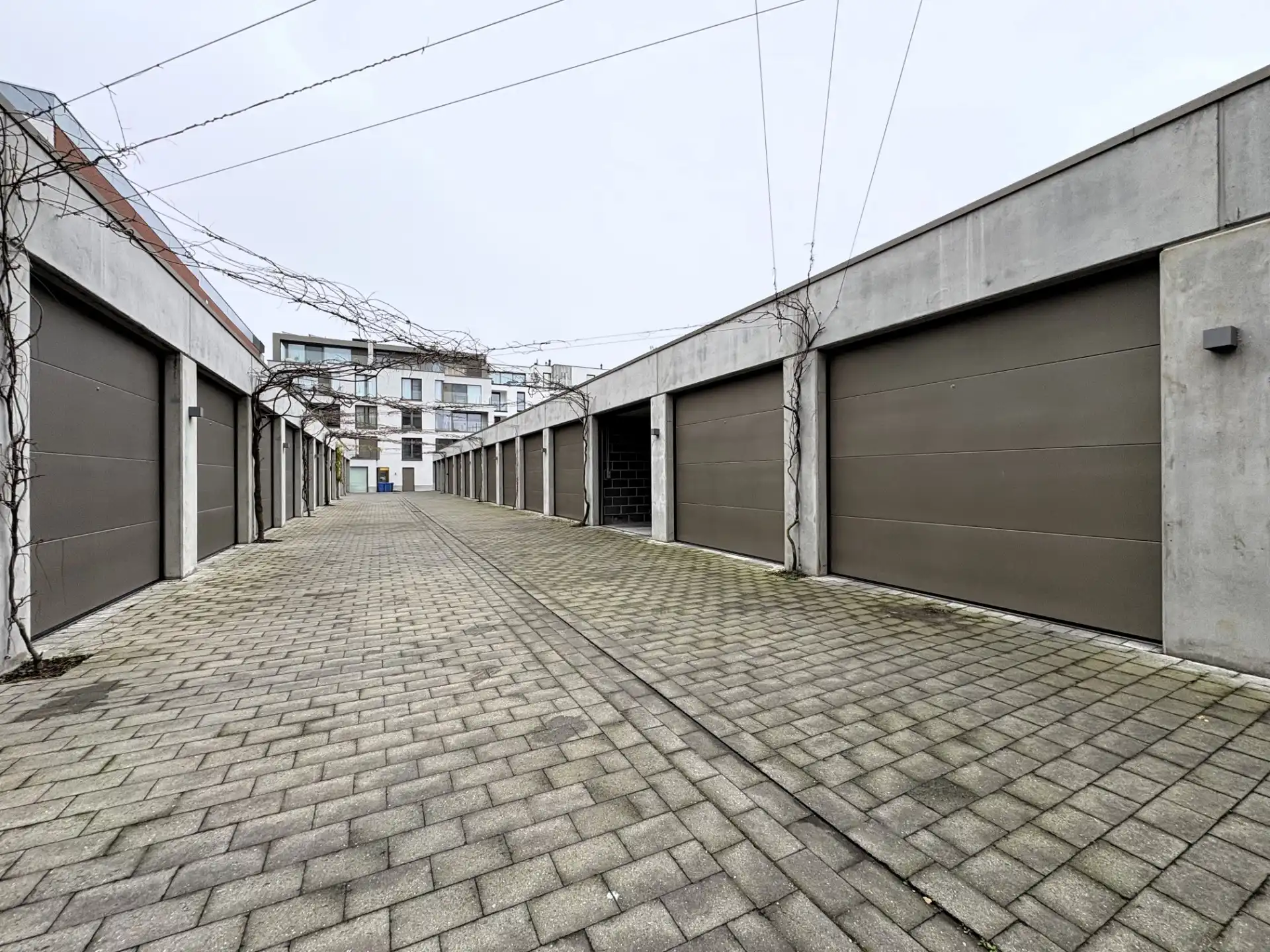 Garage te huur in centrum Waregem foto {{pictureIndex}}