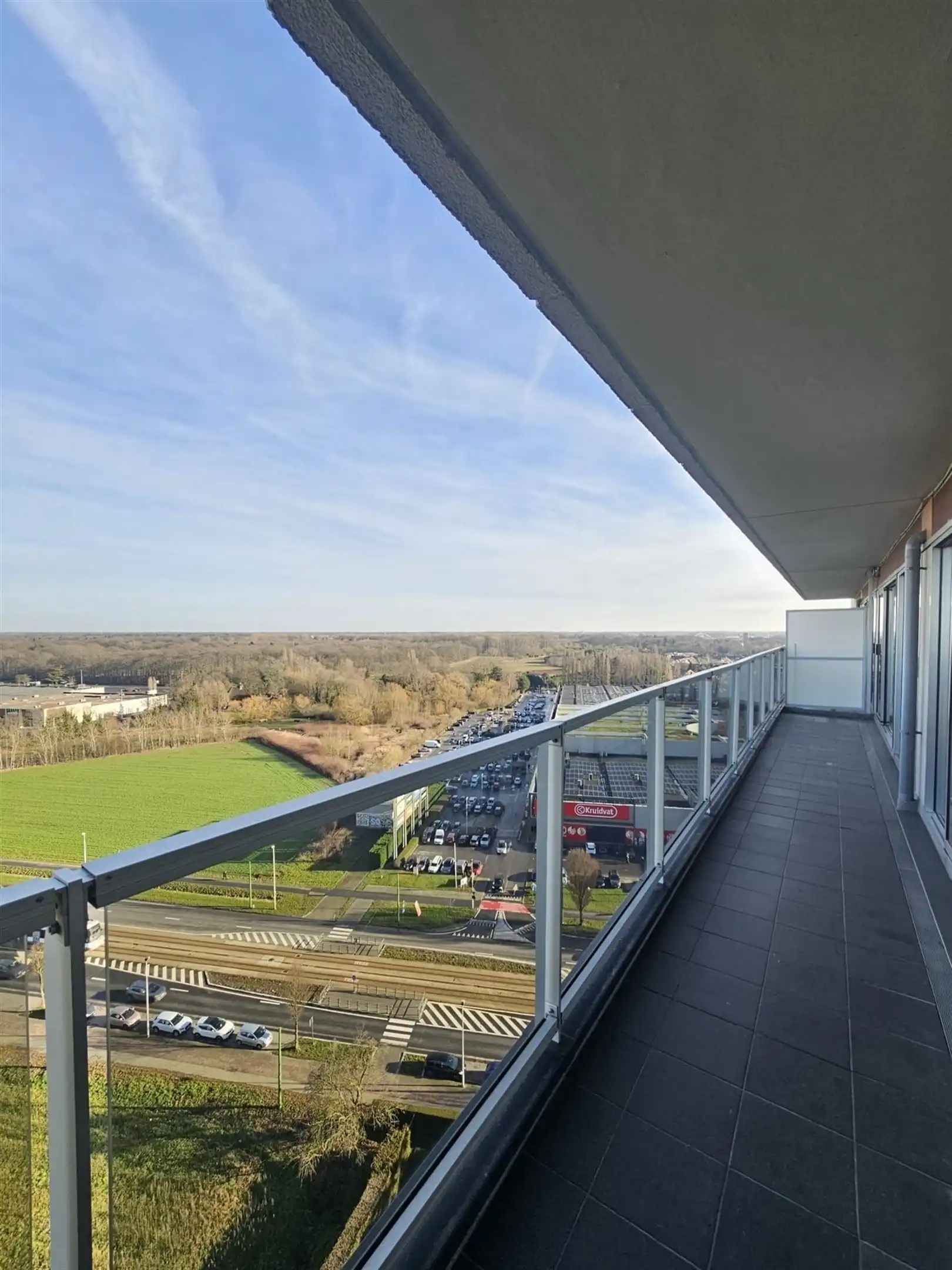 Appartement met prachtig uitzicht en veel lichtinval gelegen op de 15de verdieping. foto 9