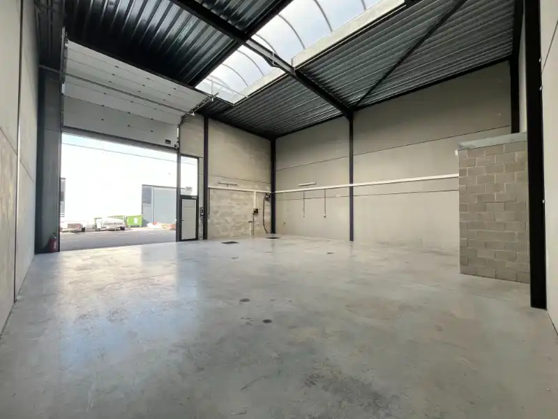 Praktische loods van 132 m² met 2 parkeerplaatsen in Rumbeke foto {{pictureIndex}}