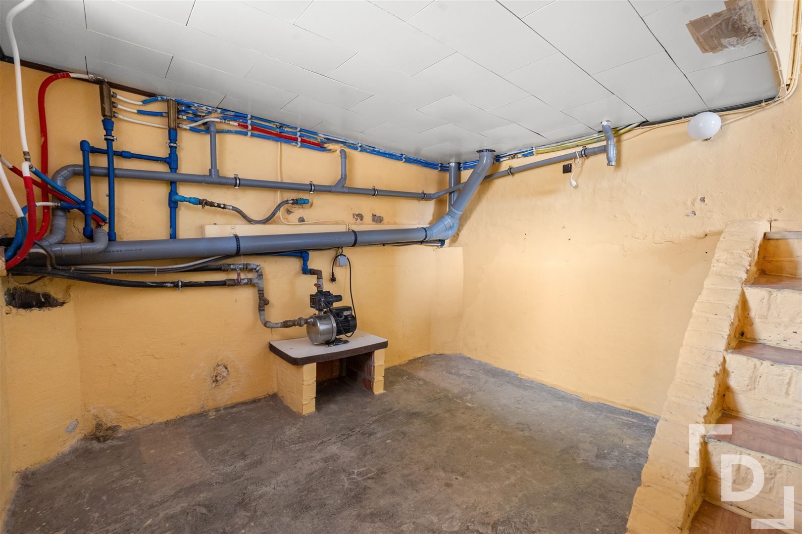 Vrijstaande woning op ruim perceel te koop te Vlamertinge. foto 22
