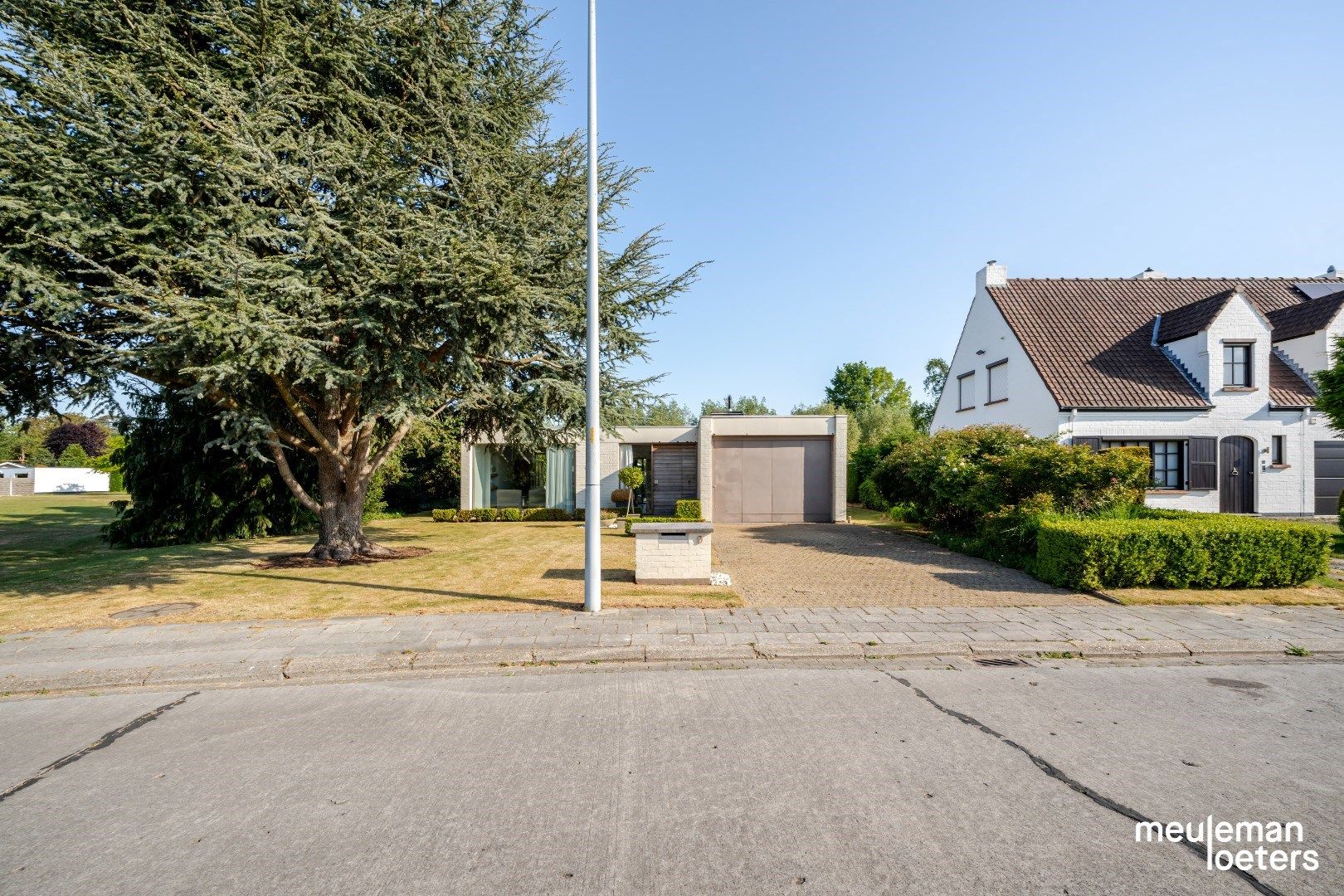 Hoofdfoto van de publicatie: Te renoveren bungalow op fantastische ligging