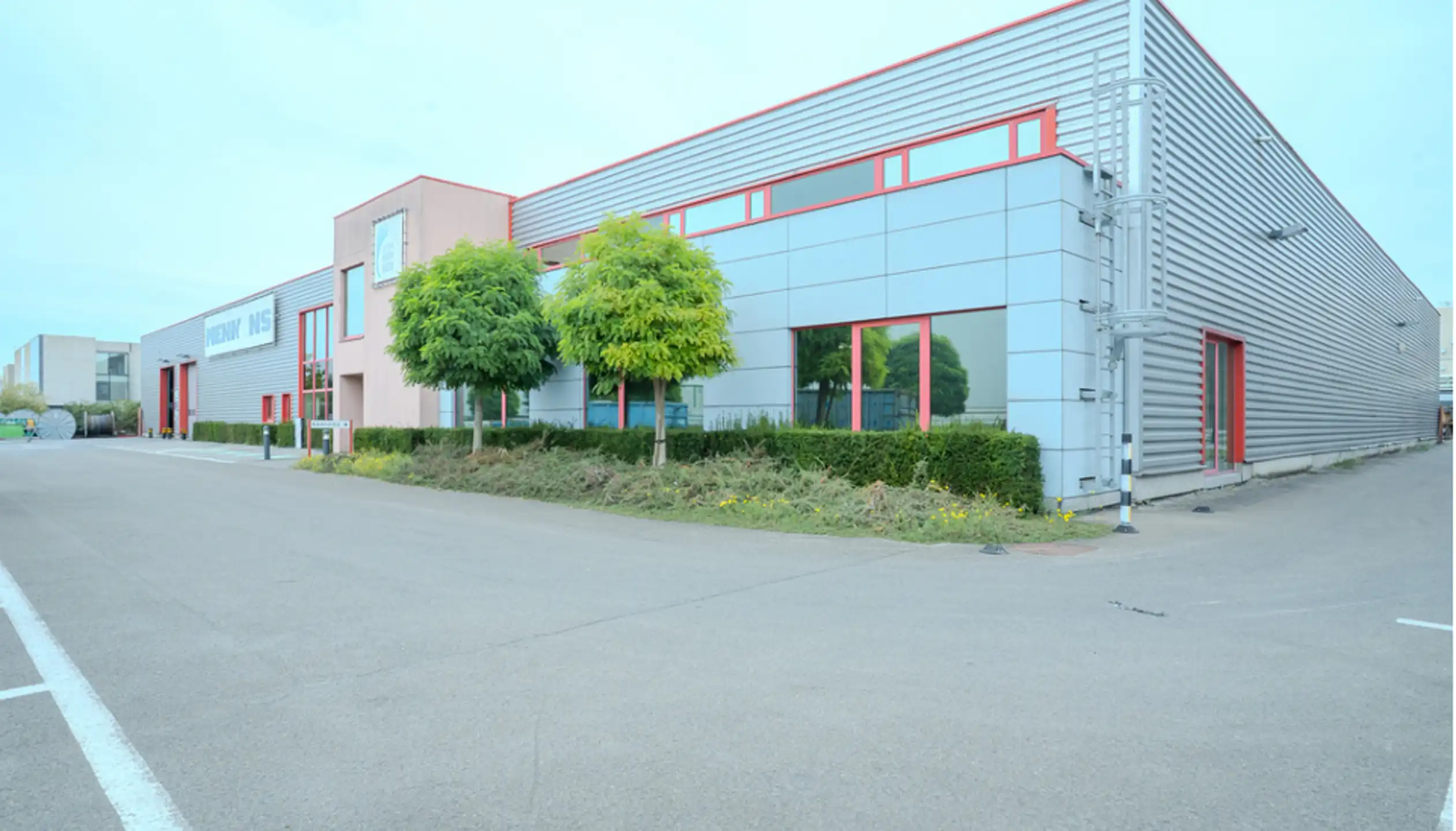 Kantoren  460m² & magazijn 3000m² te huur op 5992m² grondopp foto 2