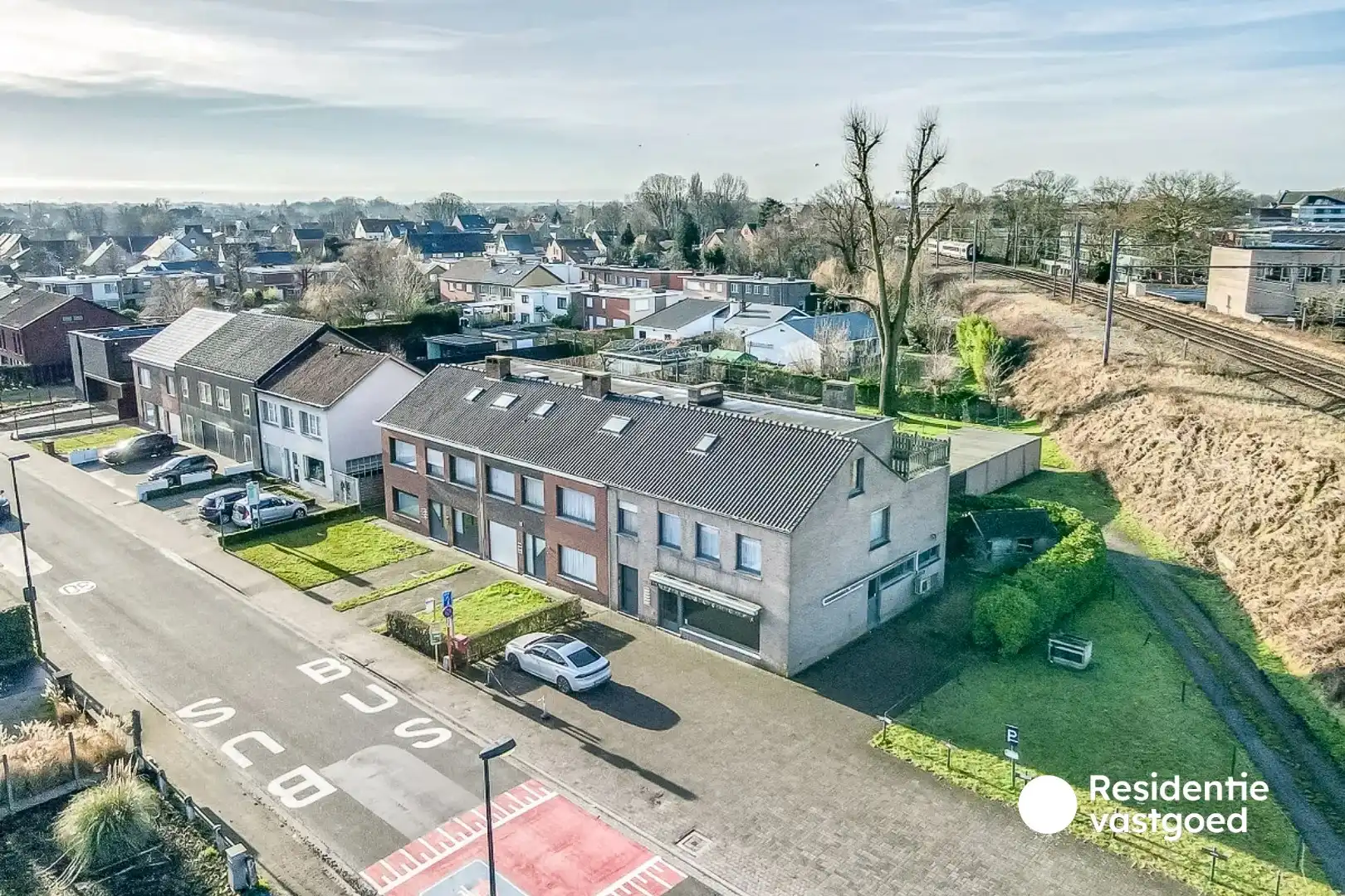 Veelzijdige eigendom in het hart van Torhout! foto {{pictureIndex}}