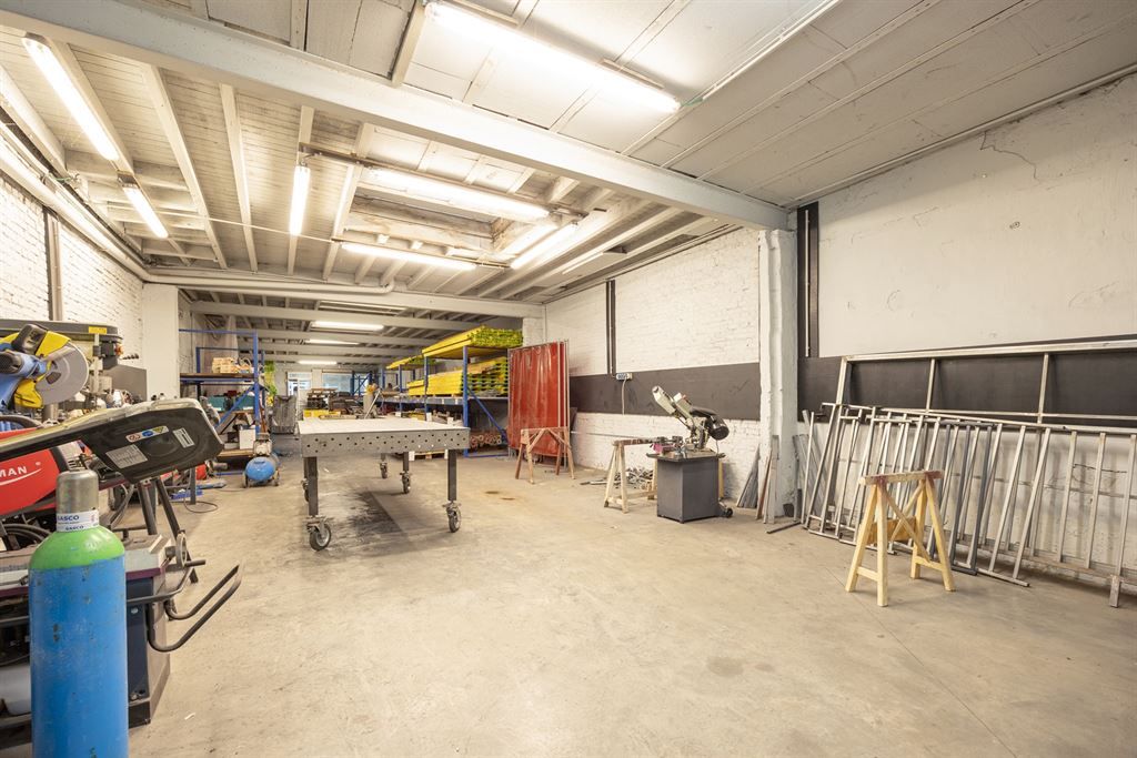 Ruim magazijn met buitenruimte foto 2