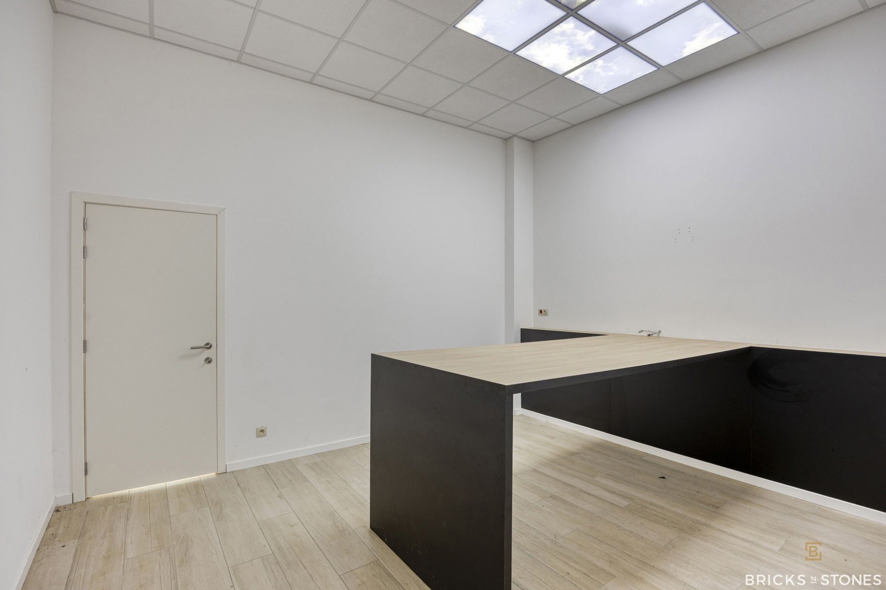 Instapklare woning met riante handelsruimte! foto 2