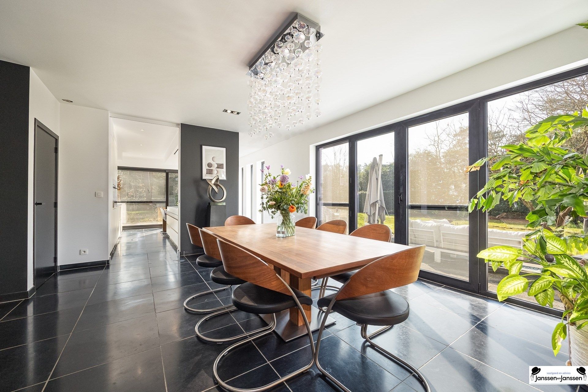 Luxueuze en energiezuinige villa met hoogwaardige afwerking  foto {{pictureIndex}}